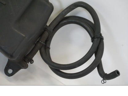 Snett nerifrån på Vattenxpansionskärl från en Kawasaki VN 800 -2000 motorcykel.