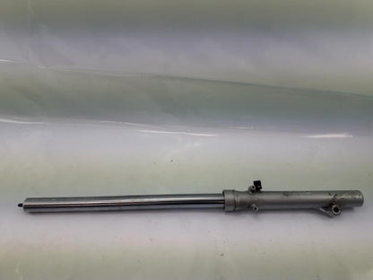 Baksidan på Gaffelben från en Kawasaki KLE 500 -2001 motorcykel.