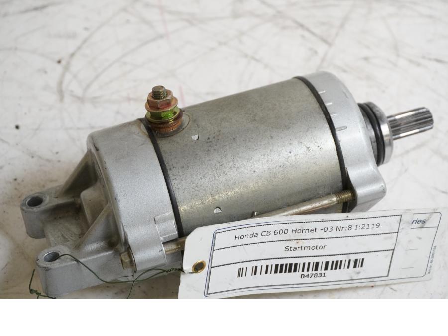 Framsidan på Startmotor från en Honda CB 600 Hornet -2003 motorcykel.
