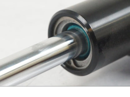 Höger sida på Styrdämpare från en KTM 1290 Super Duke R EVO -2023 motorcykel.