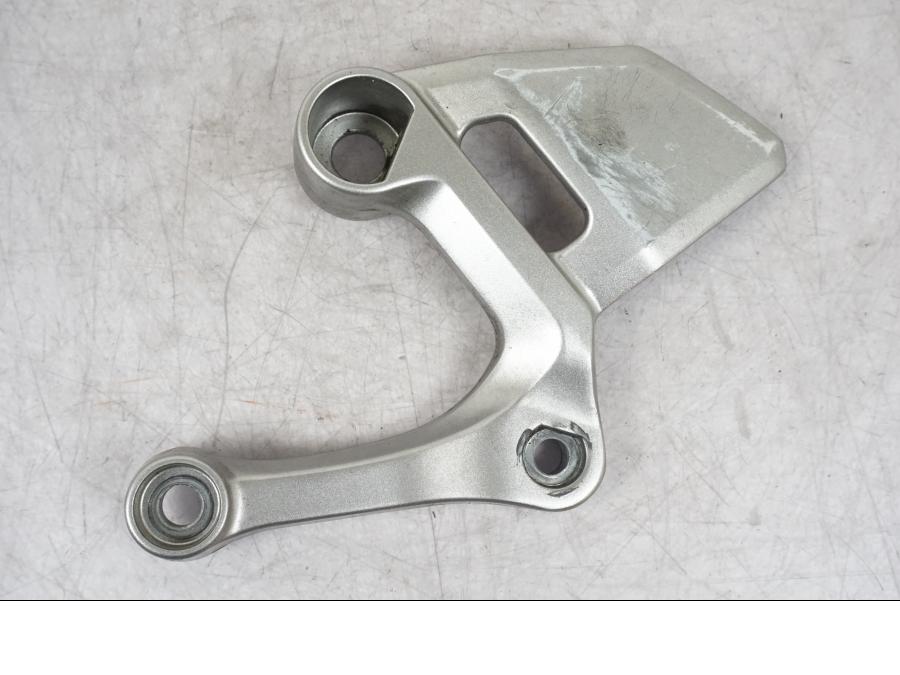 Framsidan på Fotpinnefäste från en Yamaha MT-09 -2016 motorcykel.