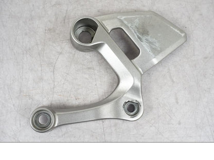 Framsidan på Fotpinnefäste från en Yamaha MT-09 -2016 motorcykel.