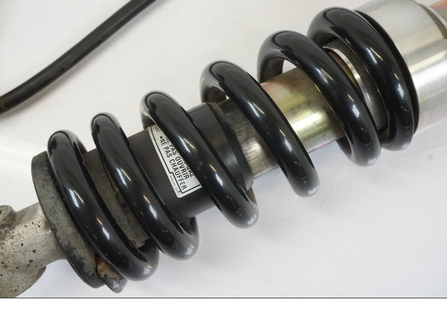 Vänster sida på Stötdämpare från en Honda NT 700 -2008 motorcykel.