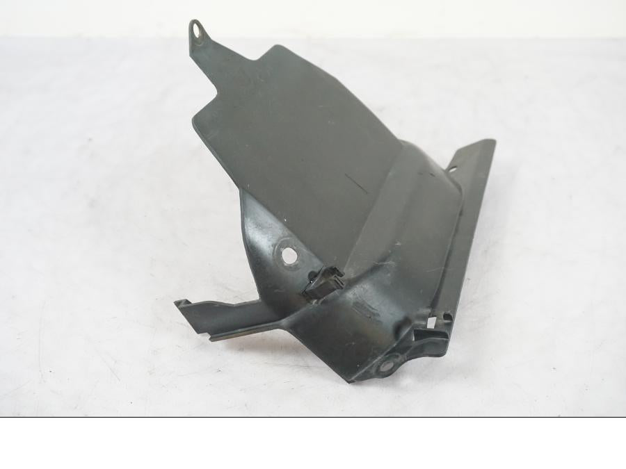 Vänster sida på Undertail från en Yamaha XVS 1100 -2000 motorcykel.