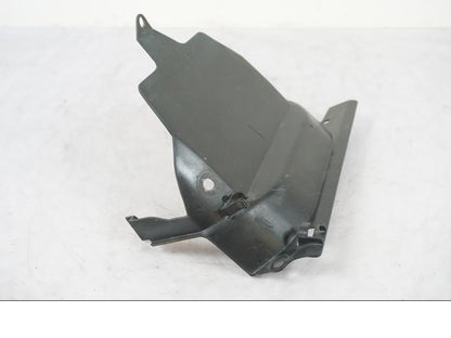 Vänster sida på Undertail från en Yamaha XVS 1100 -2000 motorcykel.