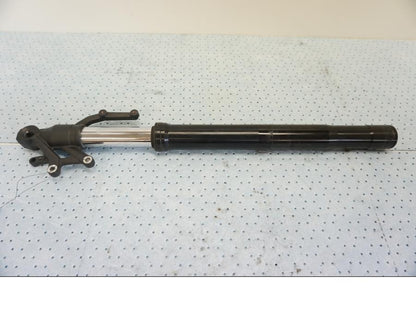 Framsidan på Gaffelben från en Kawasaki Z 900 -2019 motorcykel.