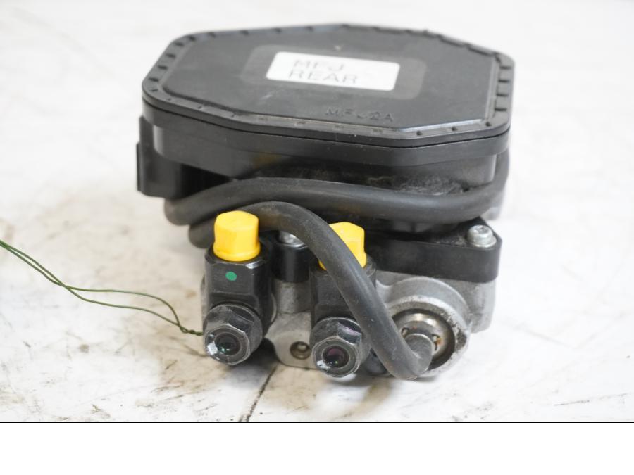 Baksidan på ABS Modulator från en Honda CBR 1000 RR -2009 motorcykel.