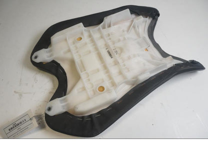 Höger sida på Sadel från en Yamaha YZF R6 -2011 motorcykel.