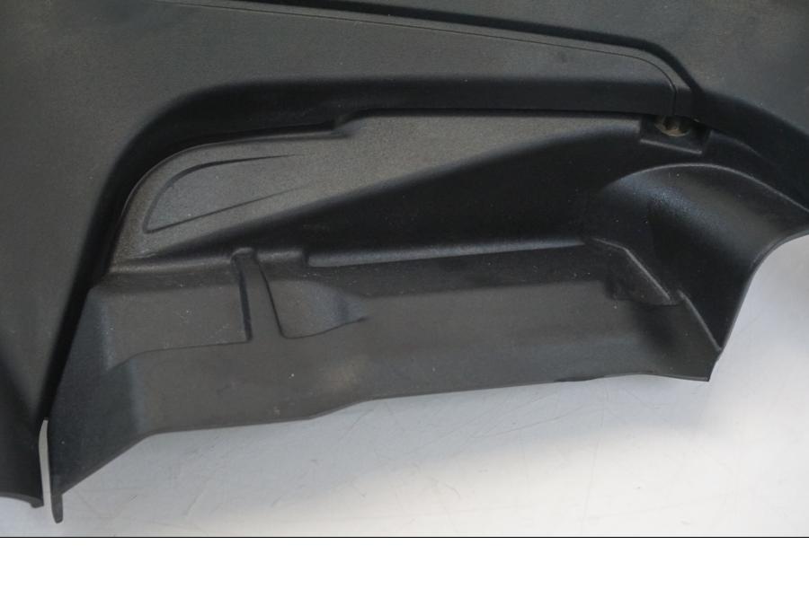 Vänster sida på Sidopanel från en Ducati Streetfighter V4 -2020 motorcykel.