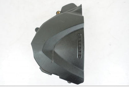 Baksidan på Kedjeskydd från en Triumph Street Triple R -2011 motorcykel.