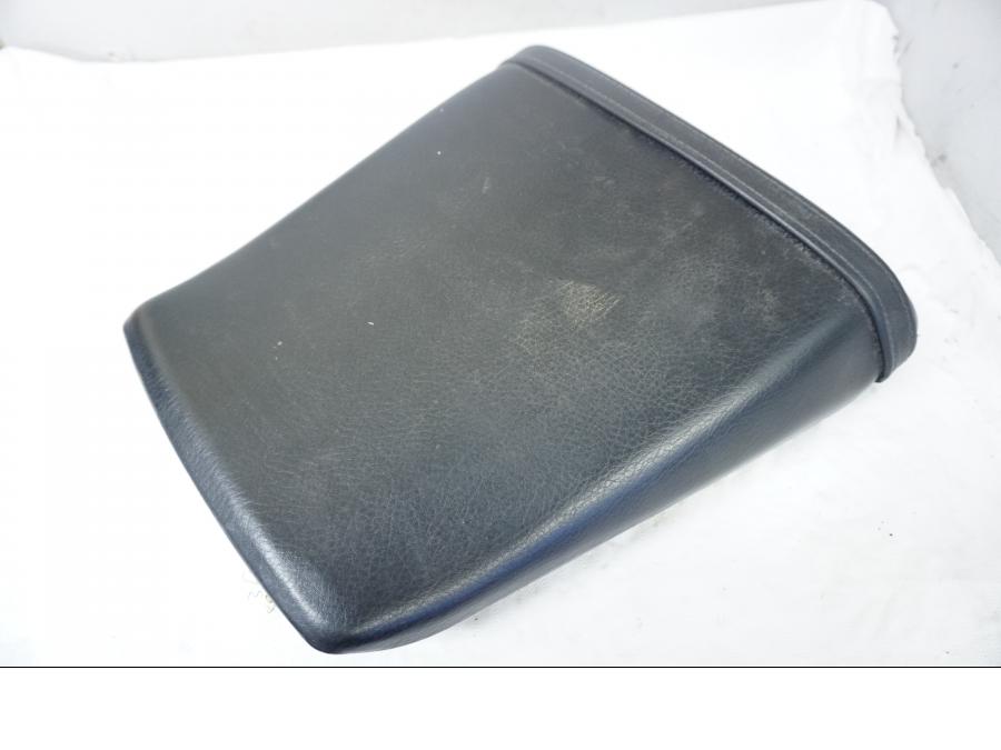 Vänster sida på Sadel från en Yamaha YZF 1000 R -1998 motorcykel.