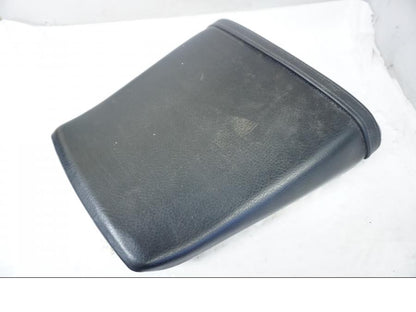 Vänster sida på Sadel från en Yamaha YZF 1000 R -1998 motorcykel.