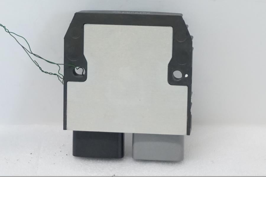 Baksidan på Likriktare från en KTM 1290 Super Adventure R -2021 motorcykel.