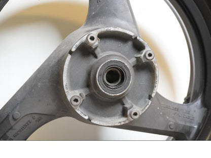 Baksidan på Fälg från en Honda VTR 1000 F -1997 motorcykel.