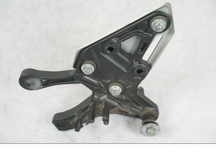 Snett uppifrån på Fotpinnefäste från en Kawasaki Z 900 -2019 motorcykel.