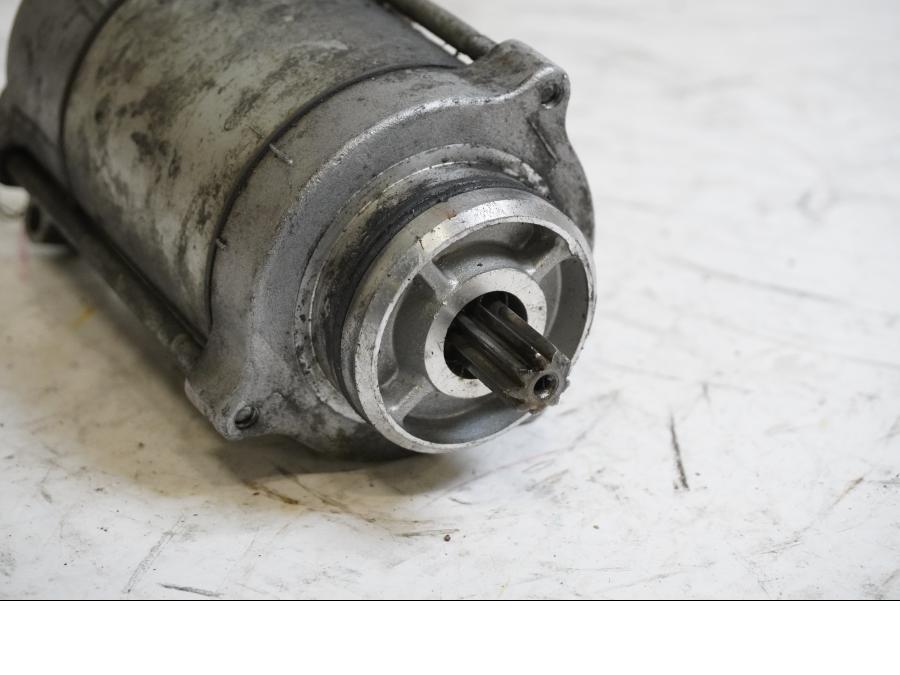 Baksidan på Startmotor från en Honda VFR 800 -1988 motorcykel.