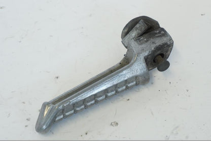 Höger sida på Fotpinne från en Kawasaki ZR-7 -2001 motorcykel.