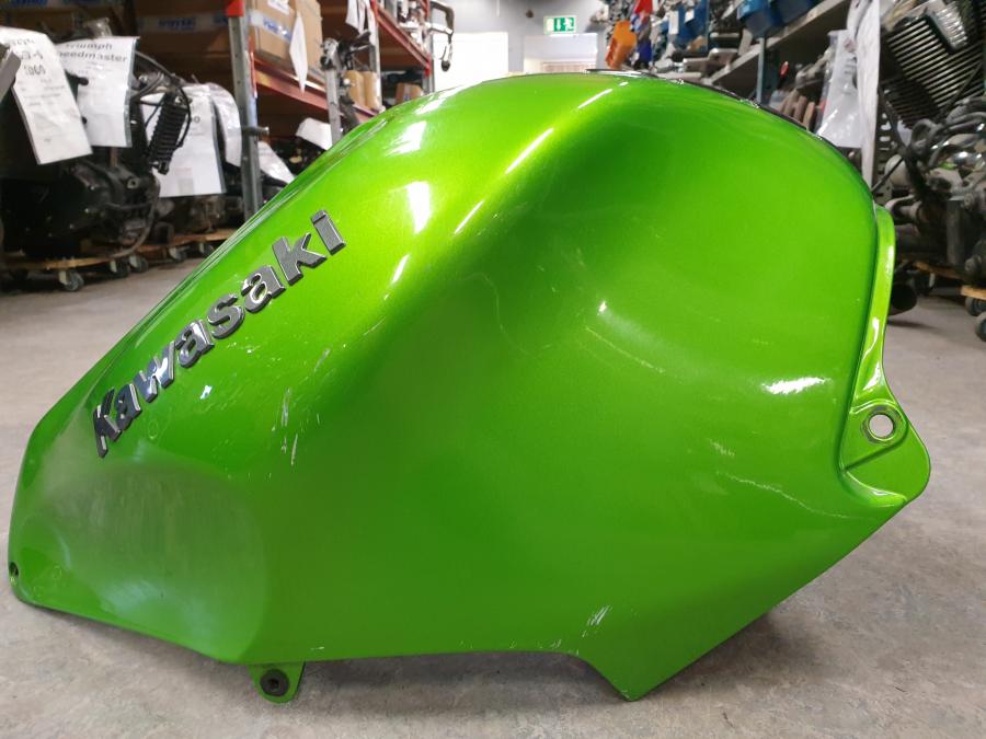 Snett uppifrån på Bensintankskåpa från en Kawasaki ZX-12R -2000 motorcykel.