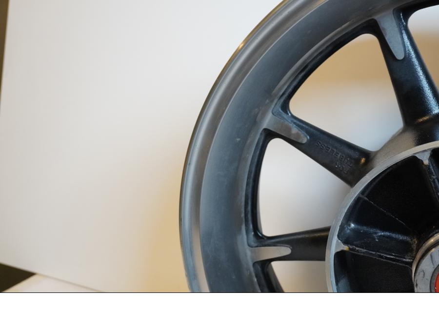 Snett nerifrån på Fälg från en Kawasaki VN 1700 Classic Tourer -2009 motorcykel.