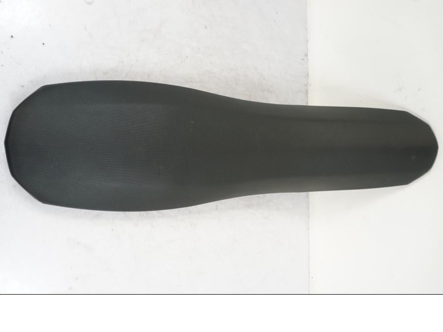 Snett nerifrån på Sadel från en KTM 690 SM R -2009 motorcykel.