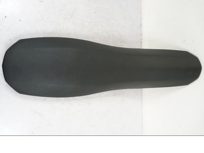 Snett nerifrån på Sadel från en KTM 690 SM R -2009 motorcykel.