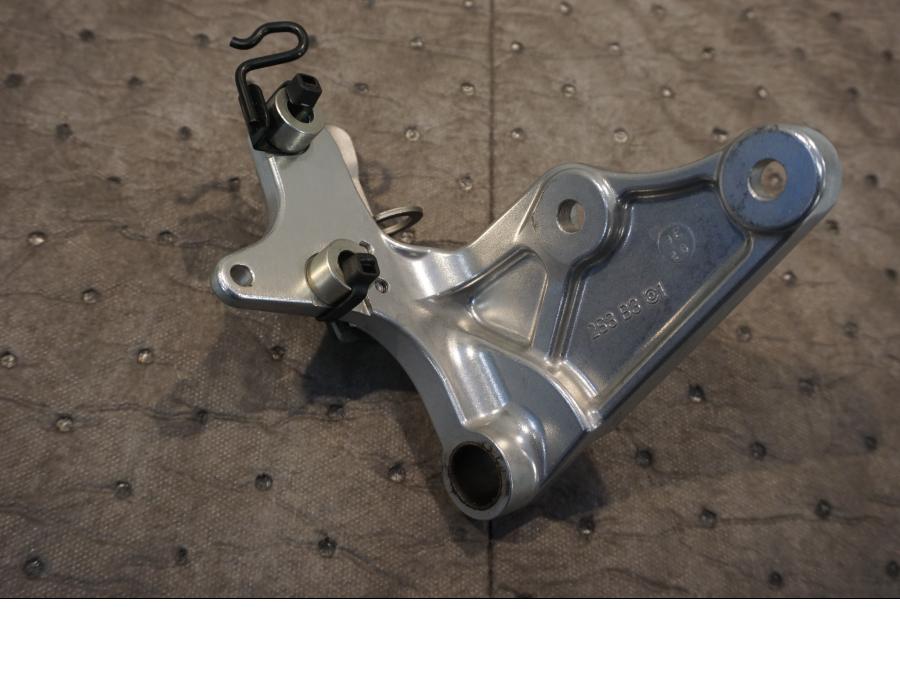 Baksidan på Fotpinnefäste från en Yamaha V-Max 1700 -2010 motorcykel.