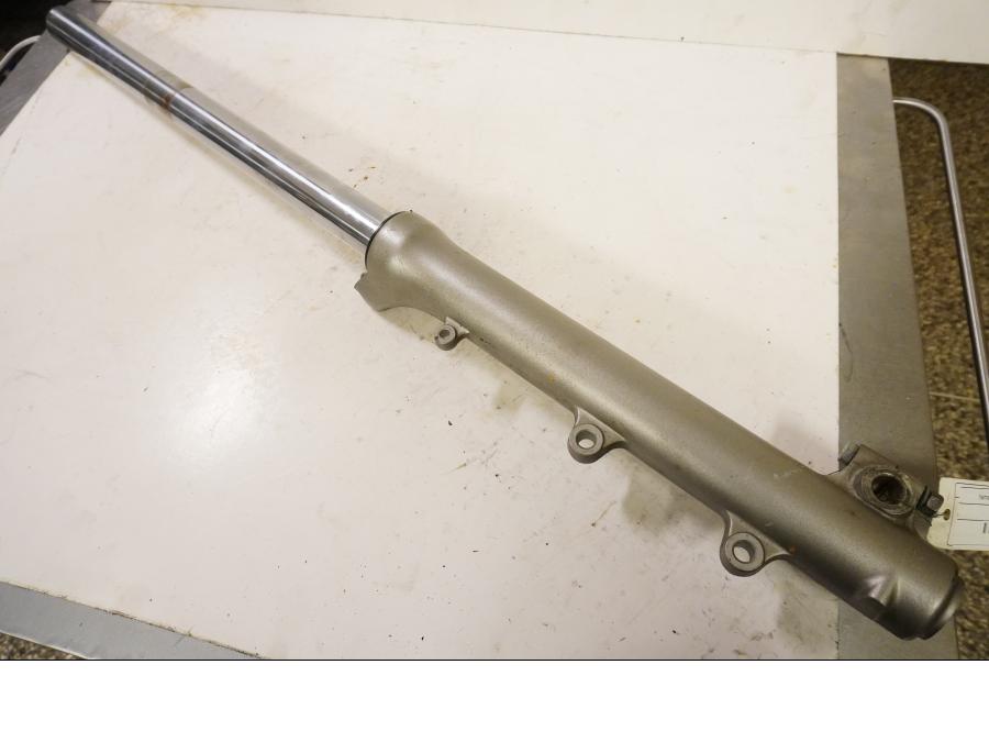 Framsidan på Gaffelben från en Yamaha XV 750 -1995 motorcykel.