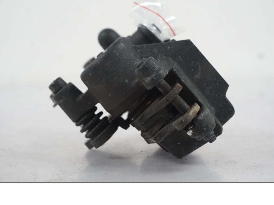 Snett nerifrån på Bromsok från en Kawasaki ER-6N ABS -2010 motorcykel.