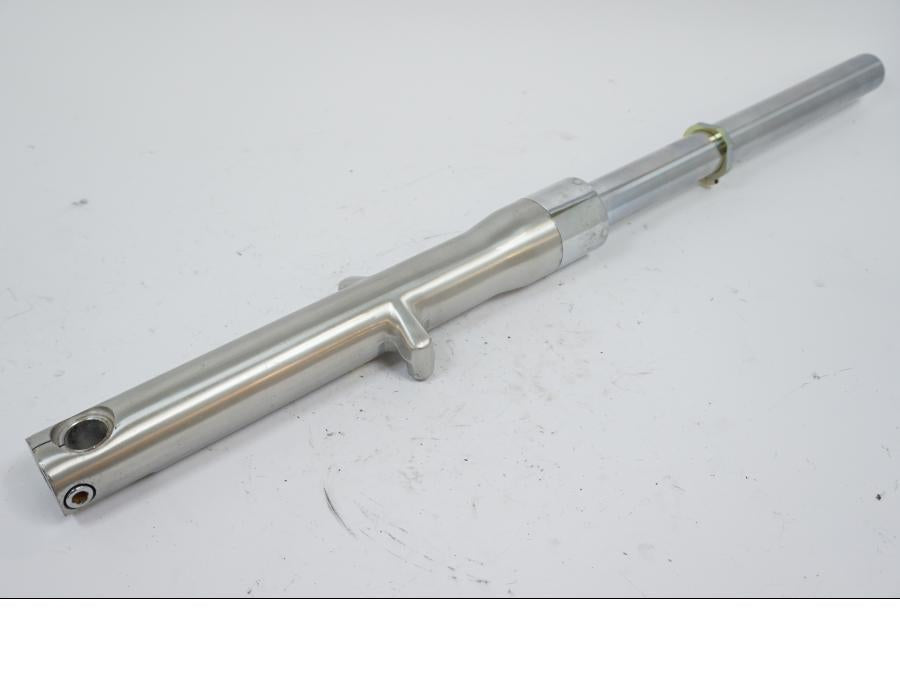 Framsidan på Gaffelben från en Kawasaki VN 1500 -2002 motorcykel.