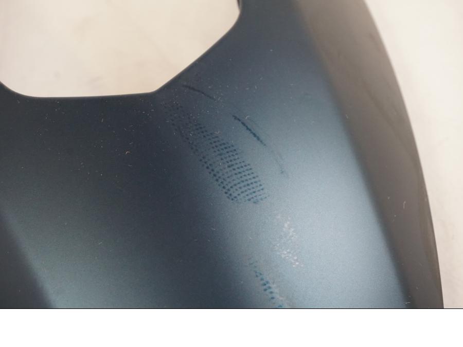 Snett uppifrån på Framskärm från en KTM 1290 Super Duke R EVO -2023 motorcykel.