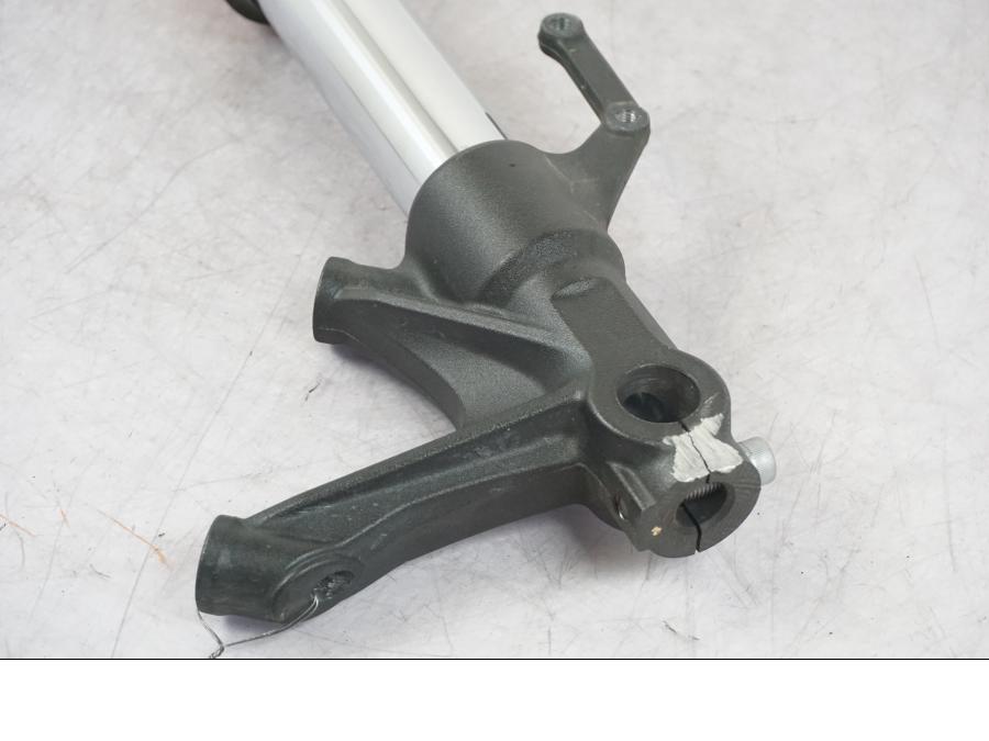 Baksidan på Gaffelben från en Yamaha MT-09 -2016 motorcykel.