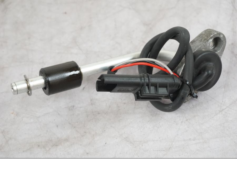 Baksidan på Oljenivågivare från en BMW K 1600 GTL -2015 motorcykel.