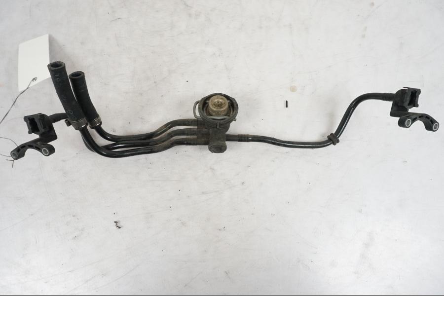 Höger sida på Fuel Rail från en BMW R 850 R -2004 motorcykel.