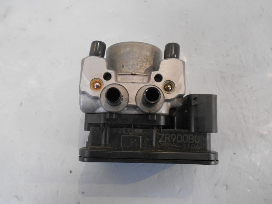 Baksidan på ABS Modulator från en Kawasaki Z 900 -2018 motorcykel.