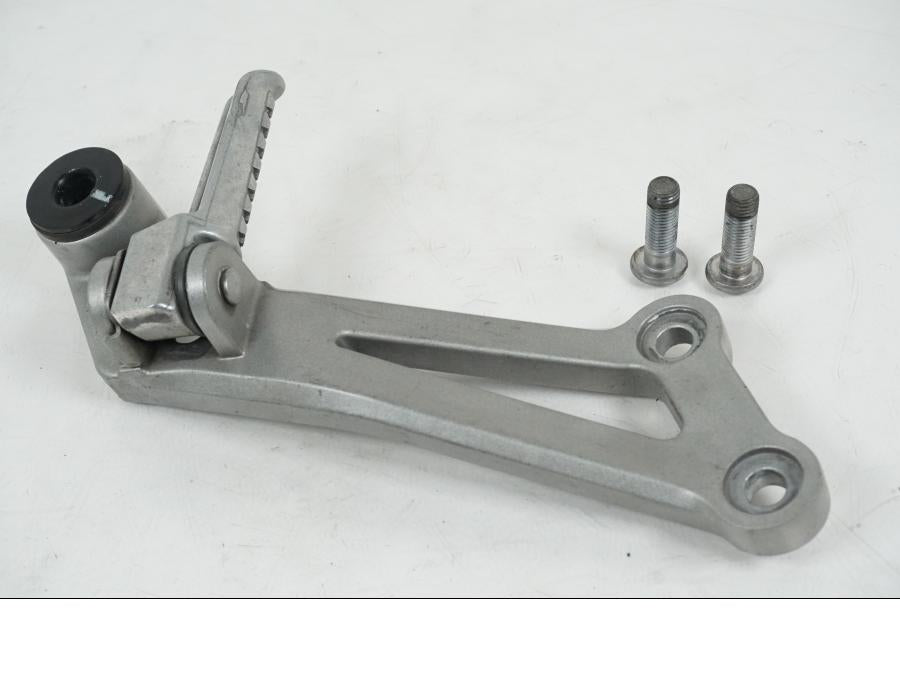 Framsidan på Fotpinnefäste från en Kawasaki Z 750 -2006 motorcykel.