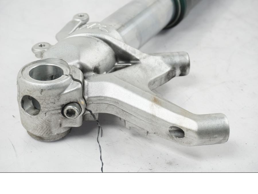 Baksidan på Gaffelben från en MV Agusta Dragster -2014 motorcykel.