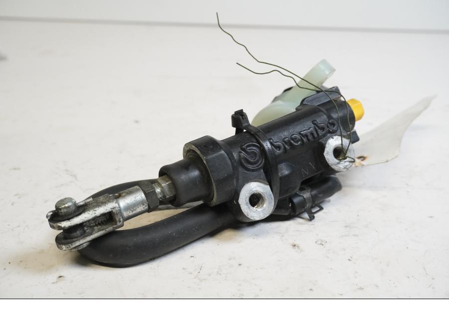 Baksidan på Bromshuvudcylinder från en Yamaha TDM 900 -2008 motorcykel.