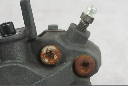 Baksidan på Bromsok från en Suzuki GSF 1250 -2010 motorcykel.