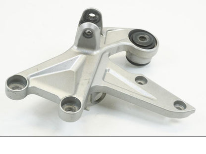 Framsidan på Fotpinnefäste från en Honda CBR 1000 RR -2010 motorcykel.