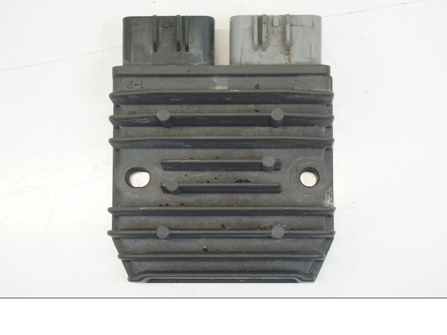 Höger sida på Likriktare från en Ducati Hyperstrada -2013 motorcykel.