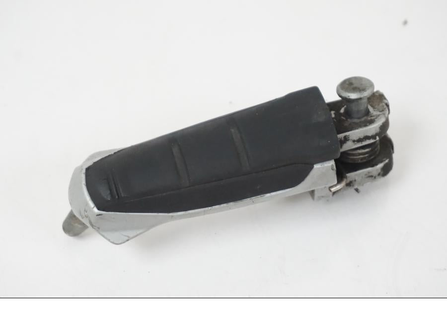 Framsidan på Fotpinne från en BMW F 650 CS -2002 motorcykel.