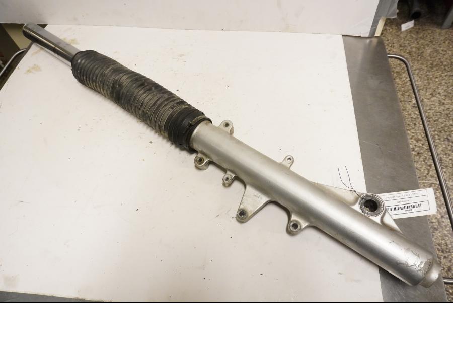 Framsidan på Gaffelben från en Triumph Tiger -2002 motorcykel.