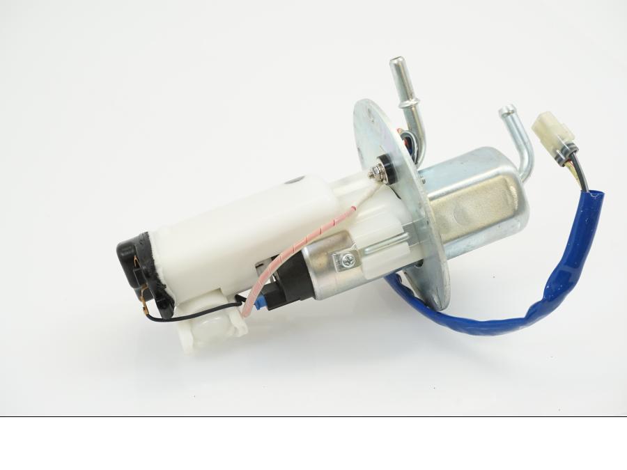 Snett nerifrån på Bensinpump insprut från en Kawasaki Z 1000 -2008 motorcykel.