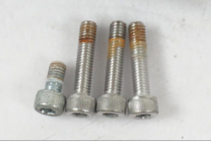 Baksidan på <p>Låssats från Yamaha FJ 1200 1986.</p>

<p>Tändningslås. Tanklock, 1st nyckel.</p>

<p>Repor och slitage av lack på tändningslåset samt att gummiskyddet för vajrarna har ett mindre hål se bilder.</p> motorcykel.