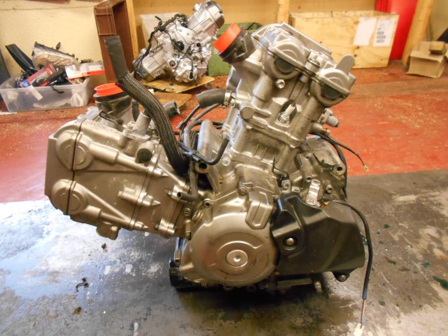 Framsidan på Motor från en Suzuki DL 650 -2013 motorcykel.