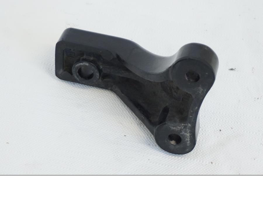 Vänster sida på Fotpinnefäste från en Kawasaki VN 1500 Mean Streak -2002 motorcykel.