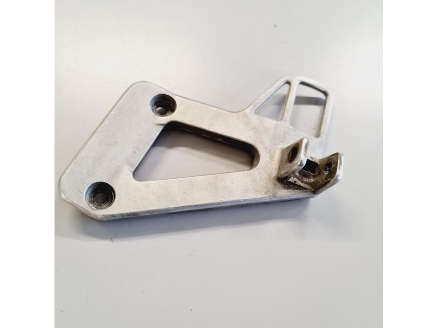 Baksidan på Fotpinnefäste från en Honda XRV 750 -1999 motorcykel.