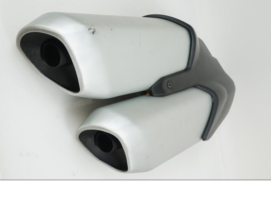 Snett uppifrån på Ljuddämpare från en Ducati Multistrada 1260 -2019 motorcykel.