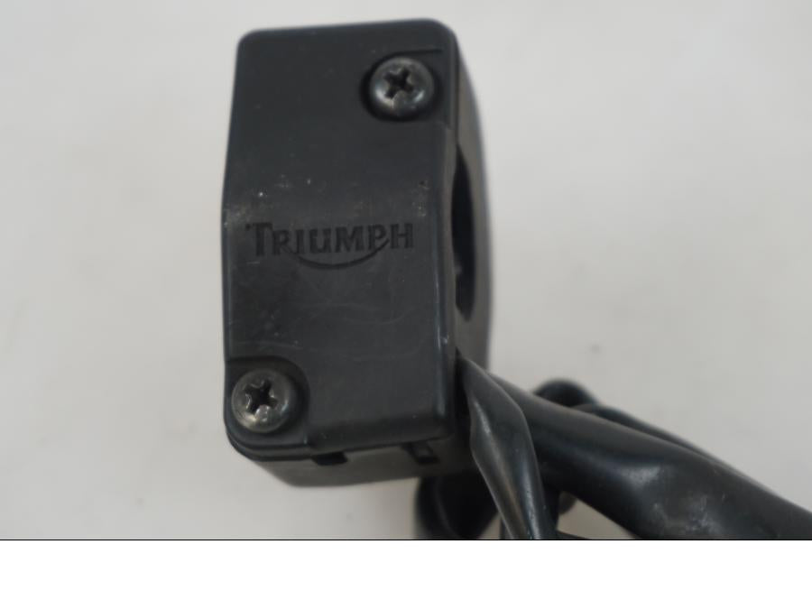 Vänster sida på Styrelreglage från en Triumph Street Triple R -2009 motorcykel.