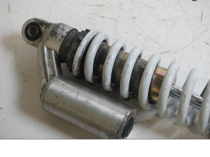 Vänster sida på Stötdämpare från en Hsun HS450ATV-2 -2012 ATV.